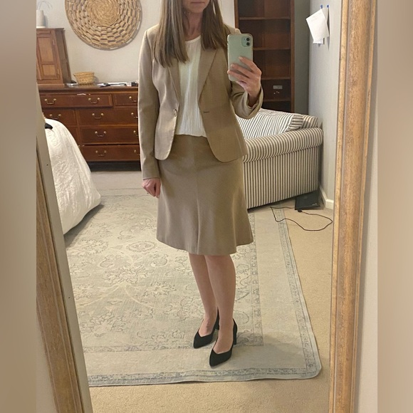 Women’s Banana Republic Tan work/ business Suit size 2 - Picture 3 of 16